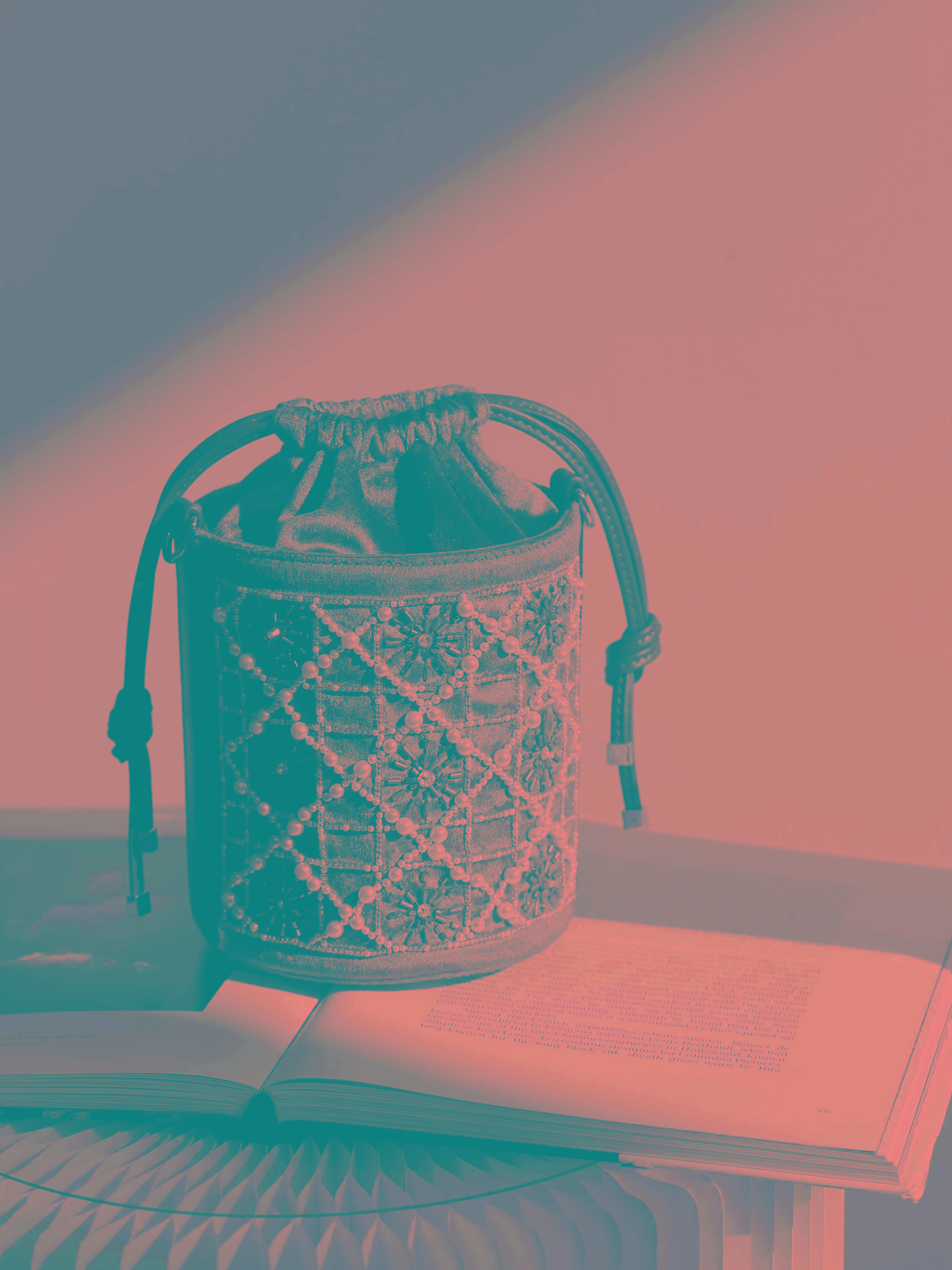 灰色菱格水桶包 第1张图