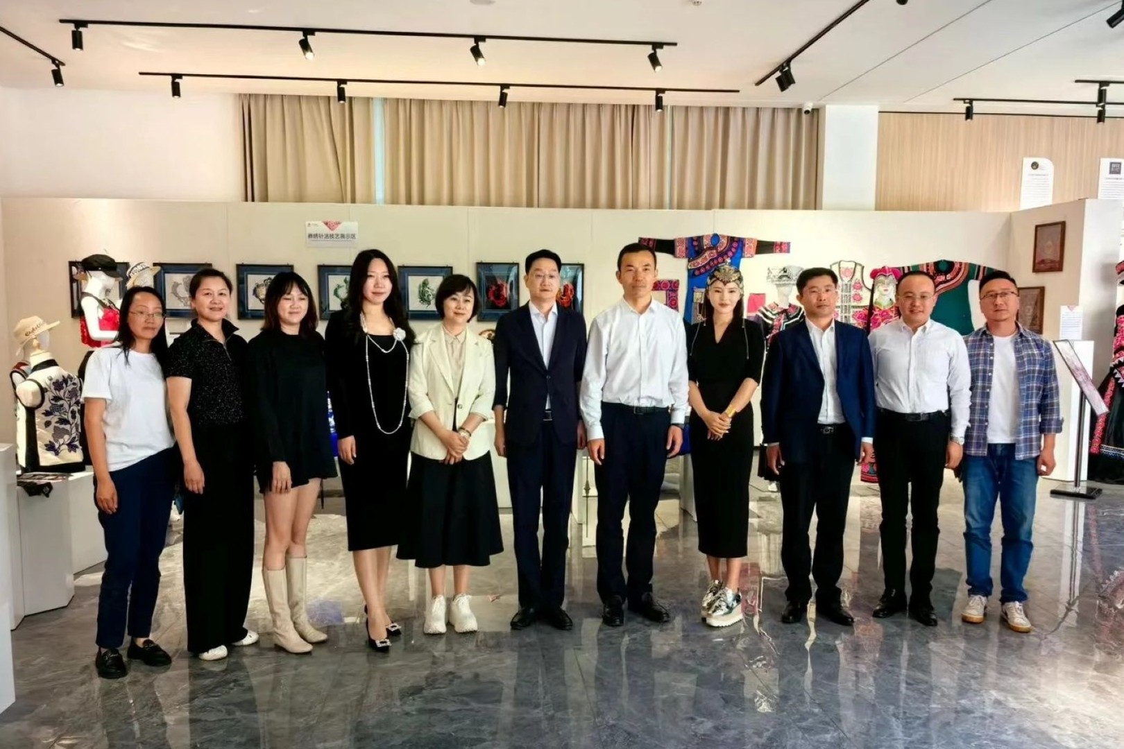 做绣者对话彝绣：一场穿越时空的非遗美学盛宴