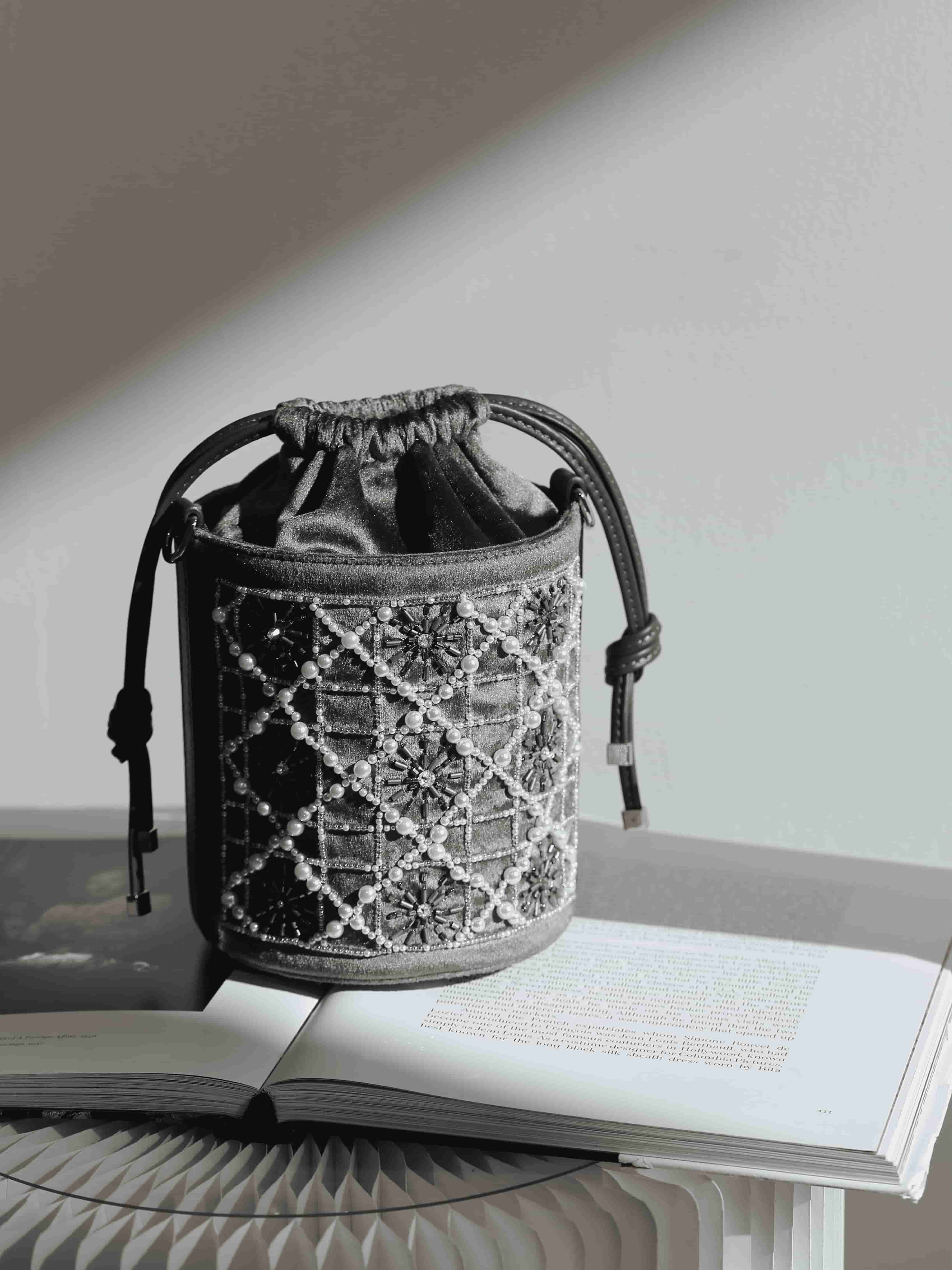 灰色菱格水桶包