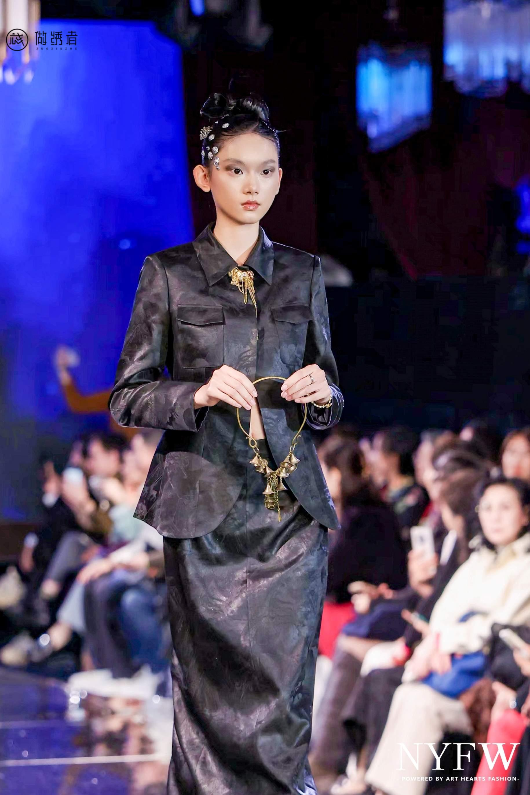 小马胸针（香云纱）